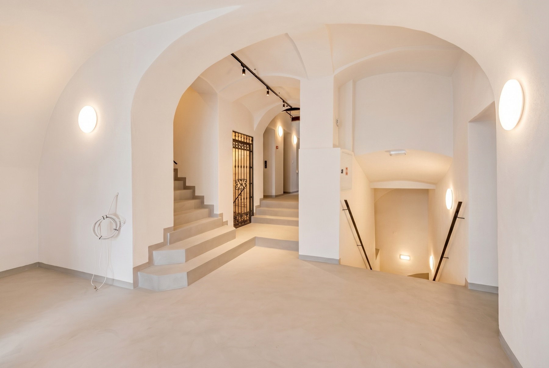 The vaulted white entrance hall with the original cross-vaults and stairs